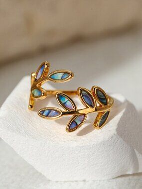 Elegant Leaves Ring
